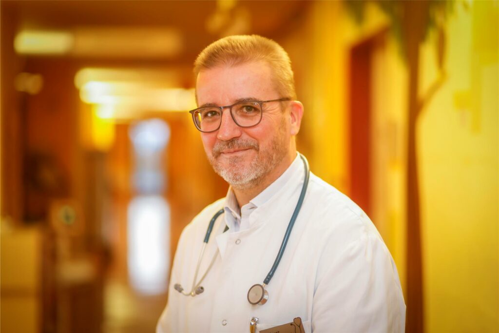 Ein Portraitfoto von Dominik Schneider