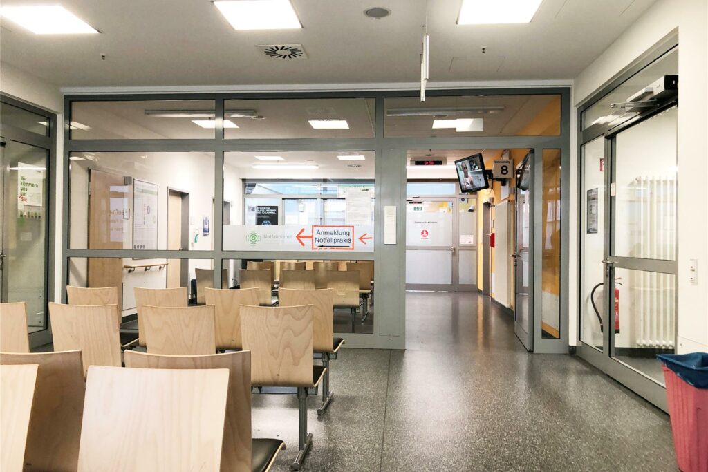 Ein Blick in den Wartebereich der Zentralen Notaufnahme im Klinikum Mitte.