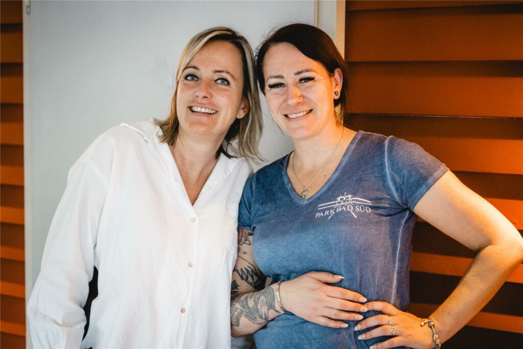 Marlen Kempf (l.) und ihr Team vom Parkbad Süd feiern am 30. April im Stadtgarten mit vielen Gästen in den Mai.