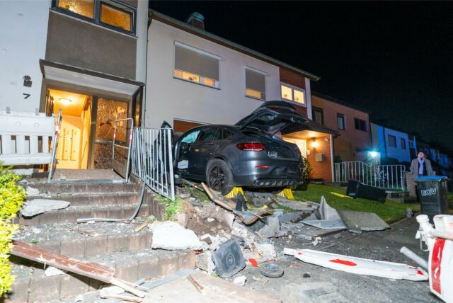 Ein Haus an der Franzstraße in Castrop-Rauxel wurde bei dem Unfall in der Nacht auf Montag (7.4.) beschädigt. Nicht so schwer allerdings wie der Mercedes.