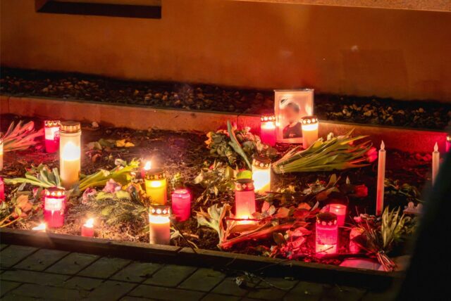 Kerzen stehen nach dem Tod von Sarah U. vor ihrer Wohnung in Dortmund-Huckarde.