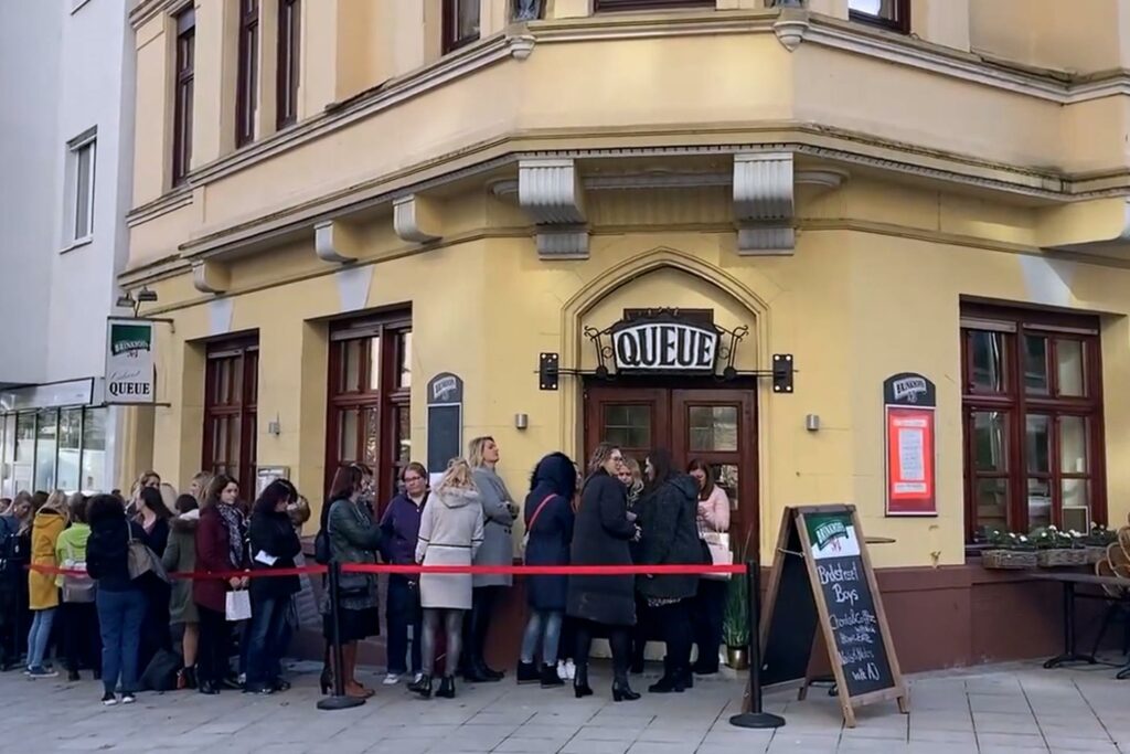 Eine Schlange hat sich vor der Tür des ,,Cabaret Queues