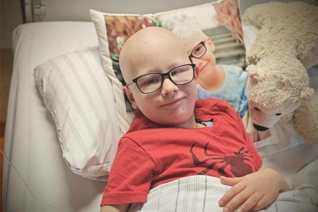 Zur Chemotherapie hat Lian immer ein Fotokissen dabei. Es zeigt ihn gemeinsam mit seinem großen Bruder Fynn. Fynn starb 2021 an einem Hirntumor.