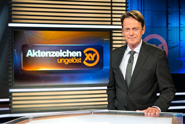 ZDF-Moderator Rudi Cerne im Studio der Sendung „Aktenzeichen XY … ungelöst“.