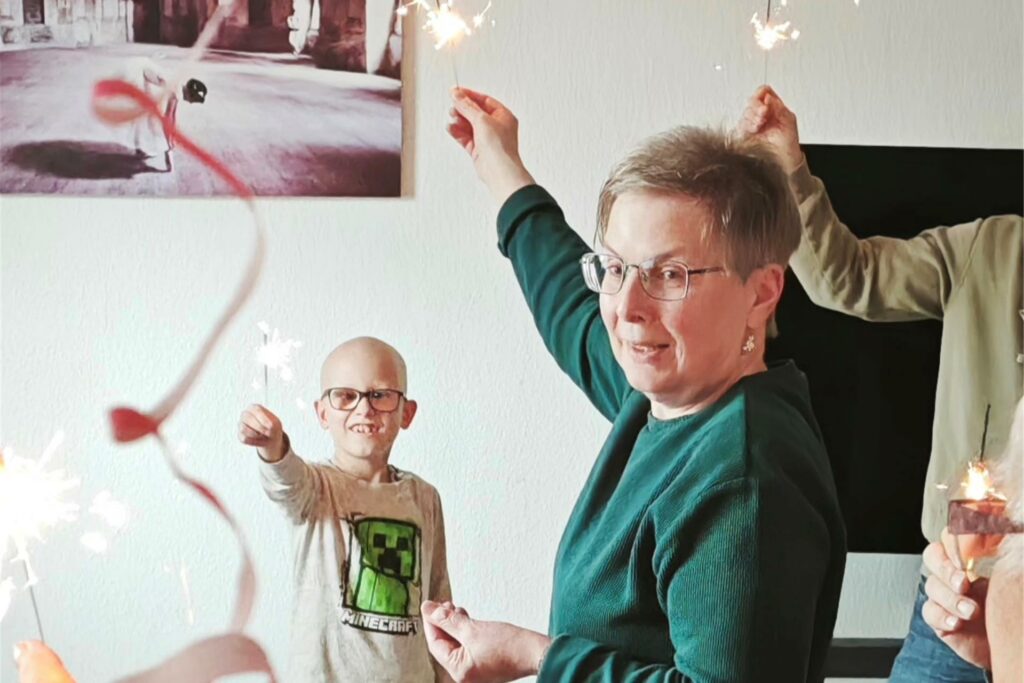 Nach der letzten Chemotherapie überraschte seine Familie Lian mit einer Party.
