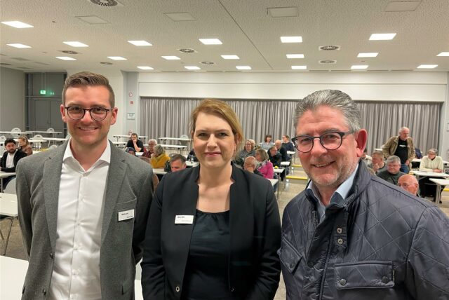 Robin Sepan, Sabrina Kluck und Andreas Häcker (v.l.) von der Firma Wilma Immobilien aus Ratingen stellten das Projekt in der Gesamtschule Scharnhorst vor.