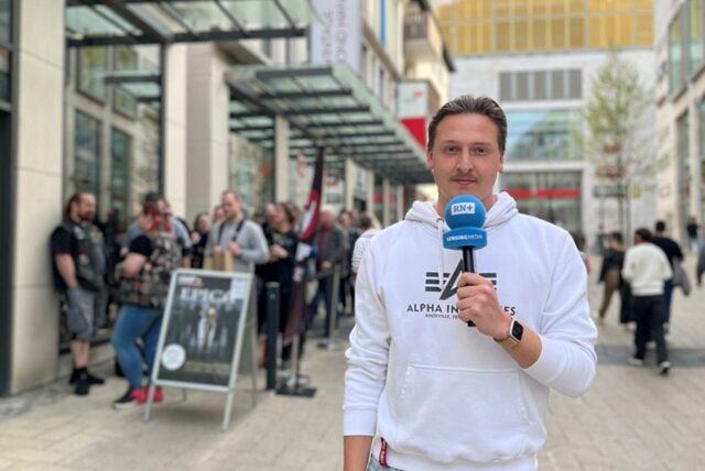 Tim Hübbertz steht vor dem EMP-Store in Dortmund und berichtet im Video über eine Schlage wegen der Band Epica.