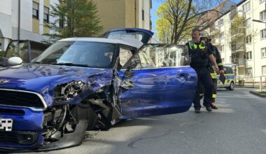 Autofahrer (76) rammt Fahrzeuge und hinterlässt Trümmerfeld