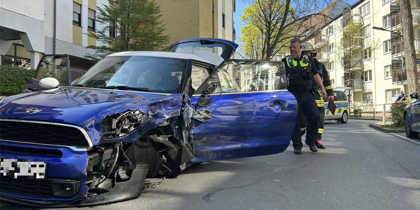 Autofahrer (76) rammt Fahrzeuge und hinterlässt Trümmerfeld