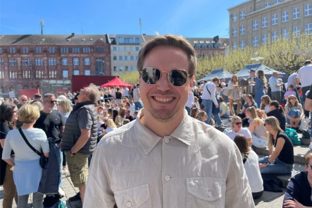 Julian Lau hat am Samstag mit seiner Frau den Wochenmarkt besucht. Er mag die Atmosphäre, die dort auch dank der Weinstände vorherrscht.