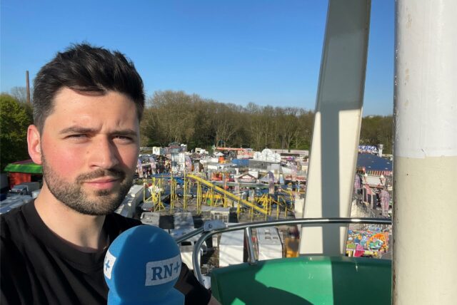 Reporter Lukas Wittland sitzt in einer Gondel des Riesenrads, welches auf der Fredolino steht.