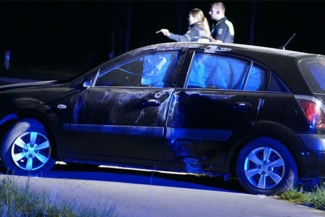 Eine 18-jährige Fahrerin verunglückte in der Nacht zum 13.4.2025 bei einem Alleinunfall mit ihrem Kleinwagen.