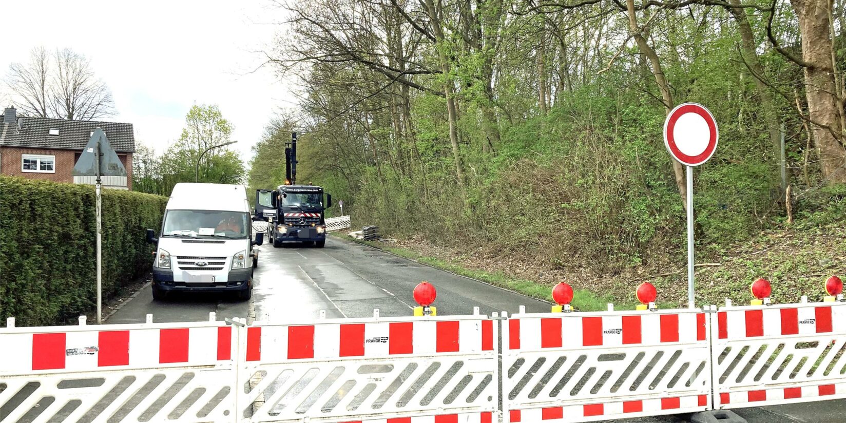 Wasserrohrbruch auf dem Hacheneyer Kirchweg: Straße ist aktuell gesperrt