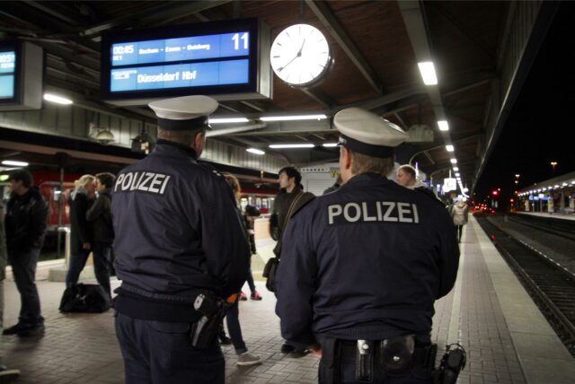Zwei Bundespolizisten stehen an einem Gleis im Dortmunder Hauptbahnhof. (Symbolbild)