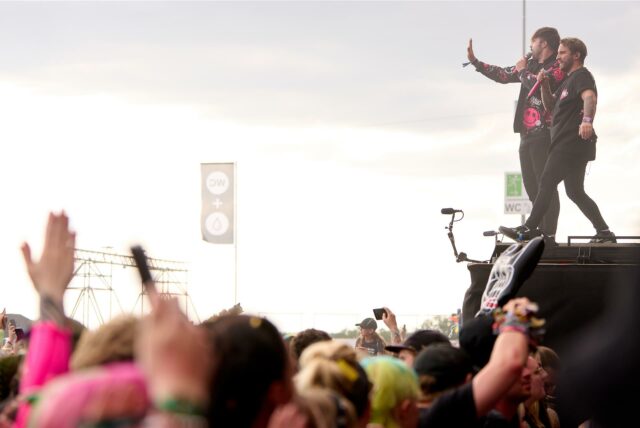 Sänger Kevin Ratajczak (2.v.r.) und Nico Sallach (r.) beim Open-Air-Festival „Rock am Ring 2024“ mit der Metalcore-Band „Electric Callboy“. „Rock am Ring“ ist eine der größten Musikveranstaltungen in Deutschland.