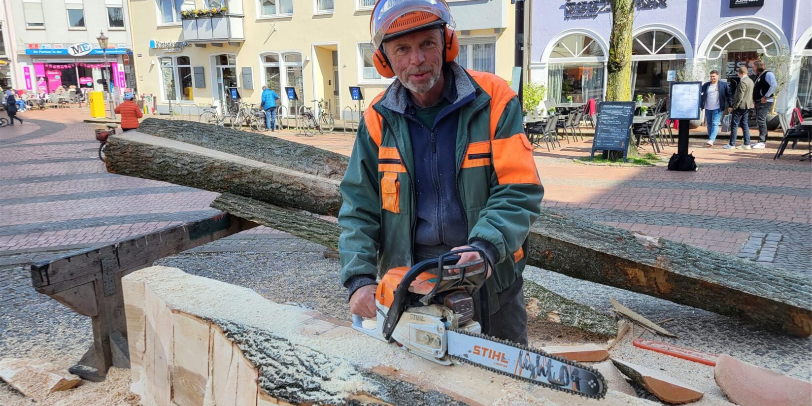 Halterner ließen Späne auf dem Markt fliegen : Komplimente für bayerischen Holzbildhauer