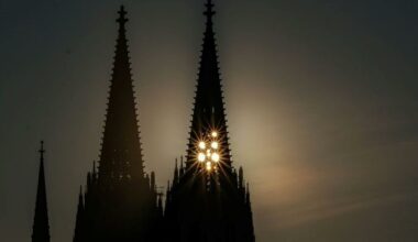 Sechs Menschen klettern nachts auf den Dom