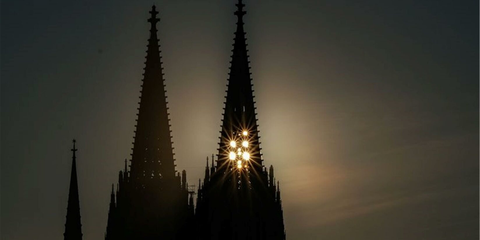 Sechs Menschen klettern nachts auf den Dom