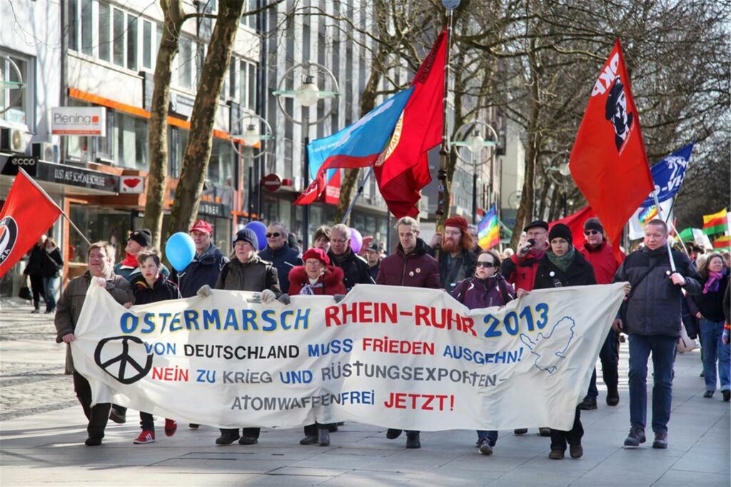 Der Demozug des Ostermarsches im Jahr 2013 in Dortmund.