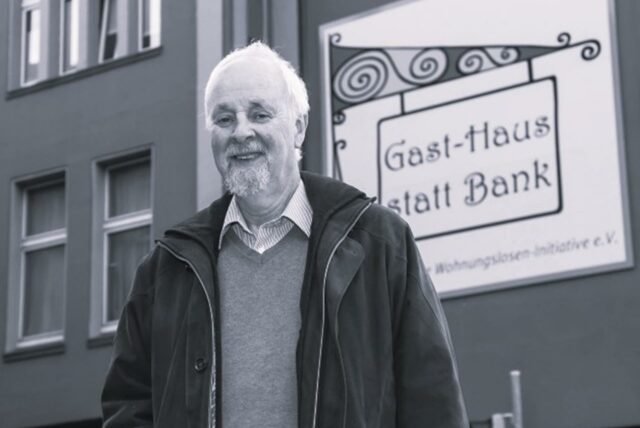 Werner Lauterborn steht vor dem Gast-Haus in Dortmund