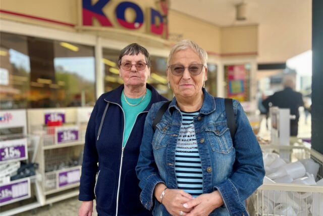 Ingrid Laskus und Sigrid Kickuth vor dem Eingang zur Kodi-Filiale in Castrop-Rauxel