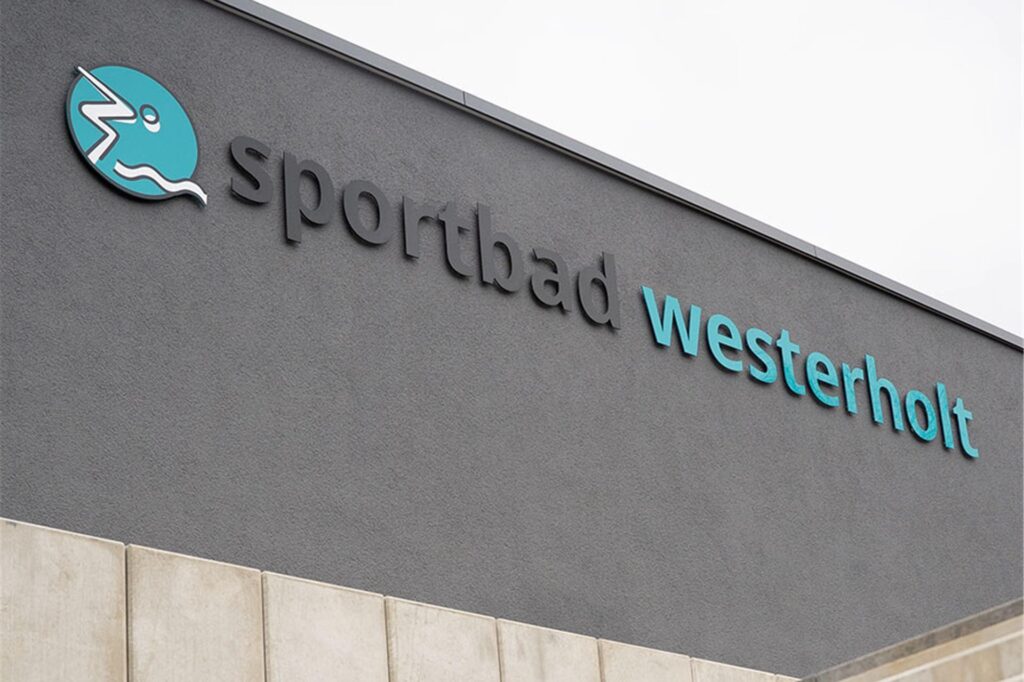 Die Fassade des Schwimmbades mit dem Schriftzug 