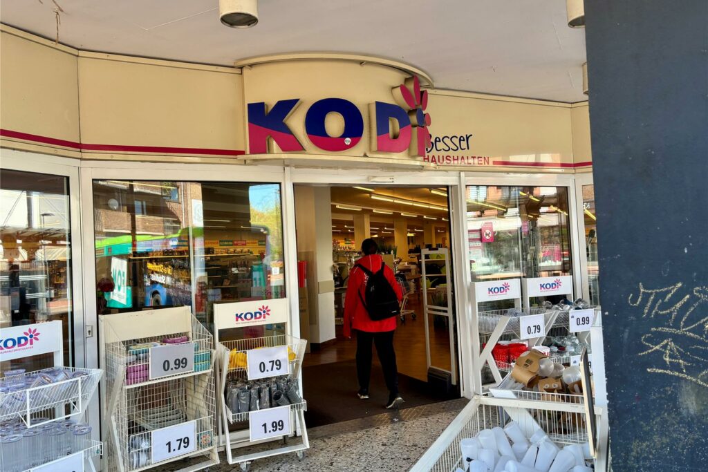 Eine Kundin betritt das Kodi-Geschäft.