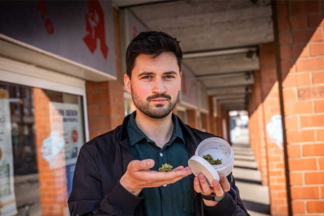Unser Reporter Lukas Wittland hat getestet ist, wie leicht es ist, sich medizinisches Cannabis verschreiben zu lassen und in einer Dortmunder Apotheke abzuholen.