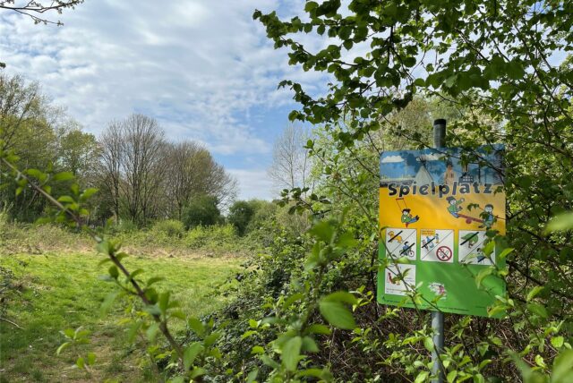 Nur anhand eines alten Schildes ist erkennbar, dass es hier – an der Steinbrinkstraße/Ecke Stemmering – mal einen Spielplatz gab.