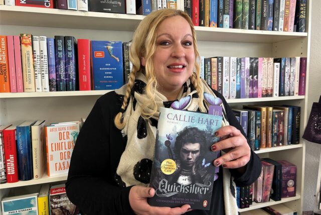 Britta Spengler hält ein Buch.