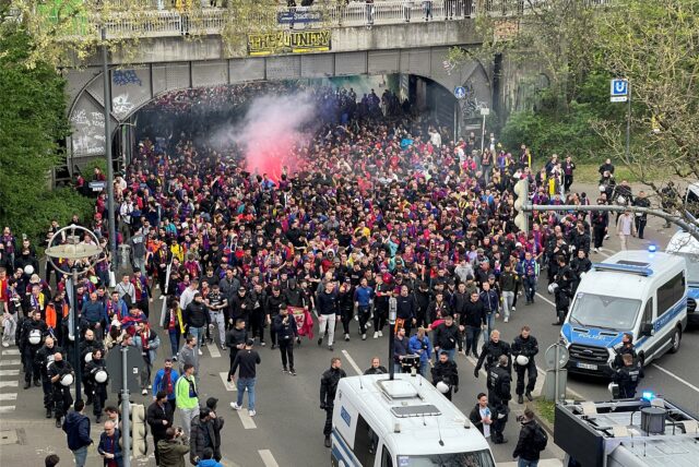 Über 1000 Barca-Fans ziehen zum Stadion in Dortmund.