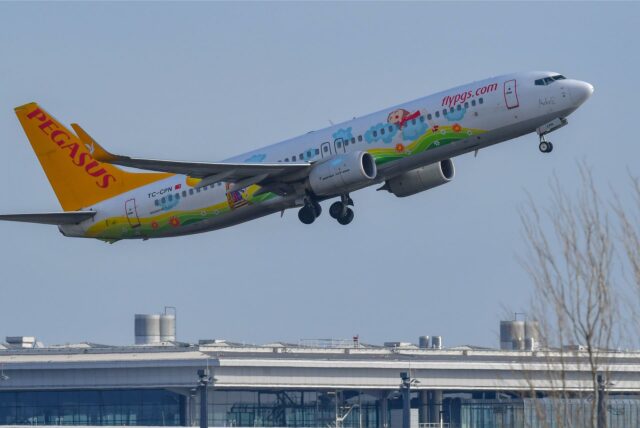 Ein fliegendes Flugzeug der Pegasus Airline.