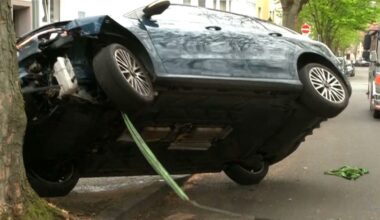 Unfall in der Dortmunder Innenstadt: Auto fährt gegen Baum