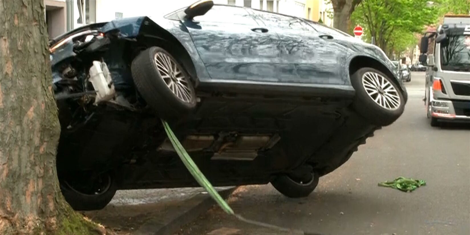Unfall in der Dortmunder Innenstadt: Auto fährt gegen Baum