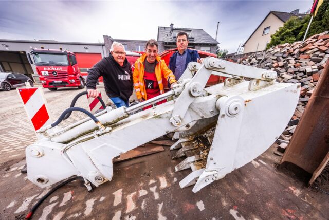 Uwe Kisker, Andreas Küchler und Franz-Josef Kitowski mit der abgebauten Schaufel des Bagger-Denkmals auf dem Gelände der Firma Küchler in Bövinghausen.