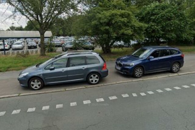 Wegen des hohen Parkdrucks auf dem P+R-Parkplatz am Rennweg fordert die CDU in der Bezirksvertretung Brackel die Park-Freigabe auch auf dem Gehweg. Hier parken dort bereits illegal Autos.