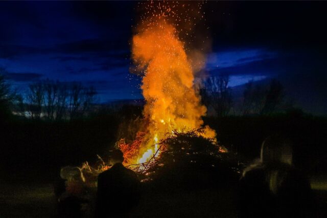Loderndes Feuer auf der Schützenwiese in Mengede.