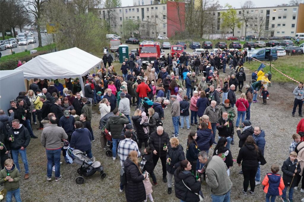 Besucher des Osterfeuers auf der Schützenwiese.