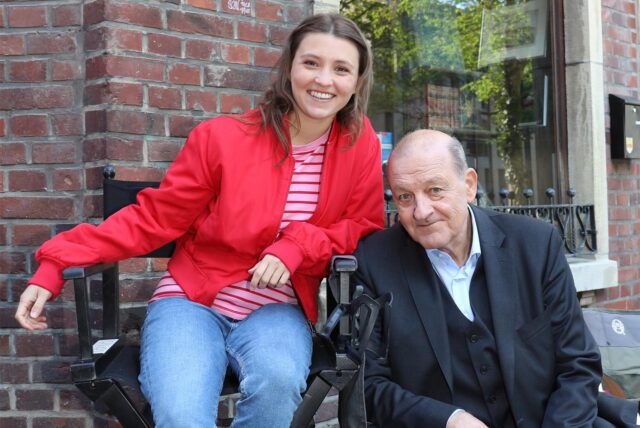 Leonard Lansink und Janina Fautz, zwei Darsteller aus der ZDF-Krimi-Reihe „Wilsberg“ posieren in einer Drehpause vor dem Antiquariat, das Lansink als Georg Wilsberg betreibt