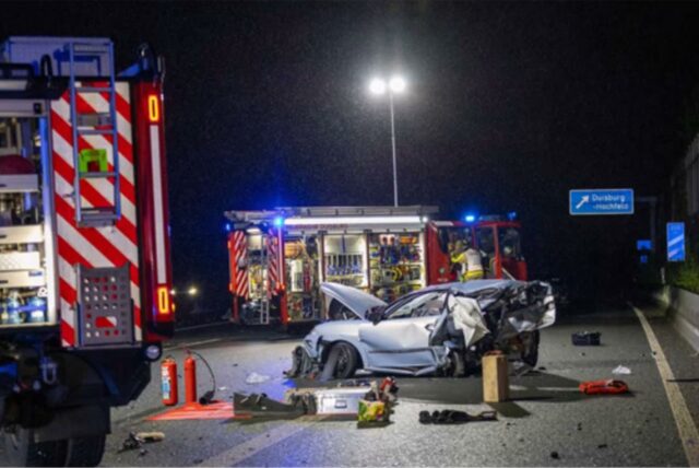 Bei einem schweren Autounfall auf der A59 sind zwei Autos ineinander gekracht.