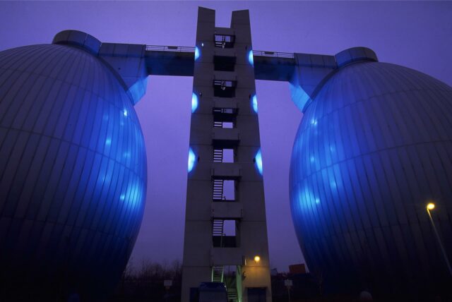 Blau leuchtende Faultürme der Kläranlage in Dortmund-Deusen.