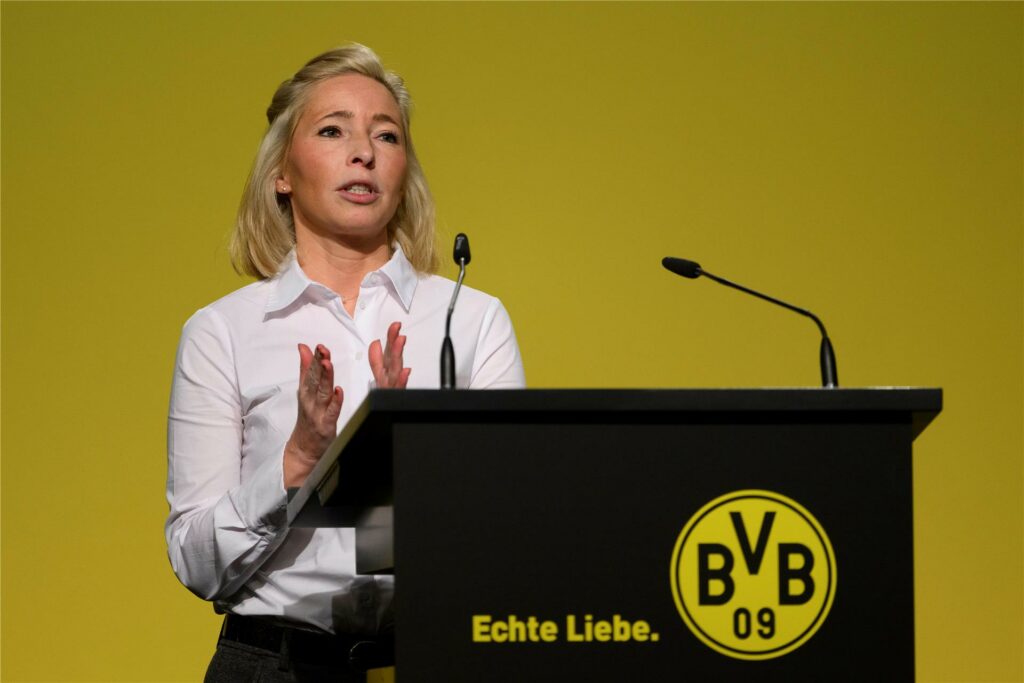Svenja Schlenker steht an einem Pult.