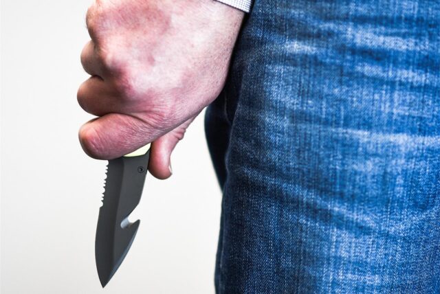 Eine Hand hält ein Messer