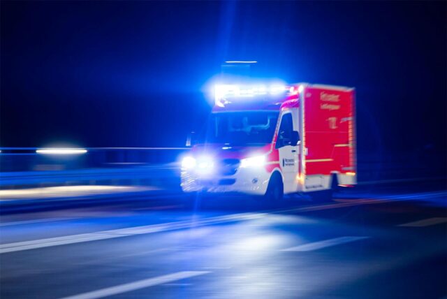 Ein Rettungswagen fährt mit Blaulicht zu einem Einsatz.