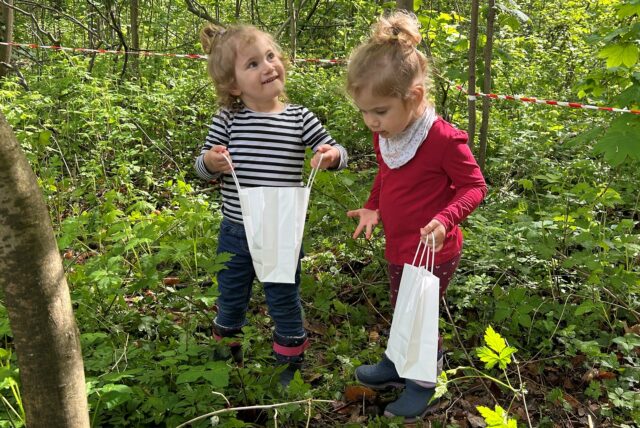 Kinder suchen, teils mithilfe ihrer Eltern, versteckte Ostereier im Südpark Lünen am Ostermontag 2025.
