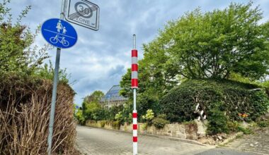 Drei Meter hoher Pfosten sorgt für Verwirrung in der Bittermark