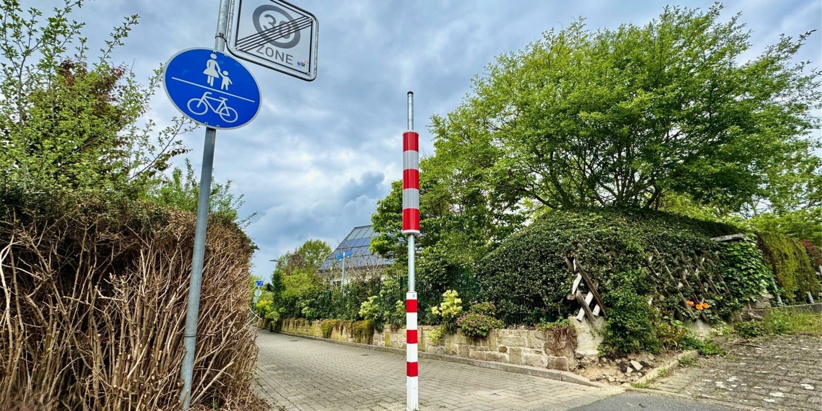 Drei Meter hoher Pfosten sorgt für Verwirrung in der Bittermark