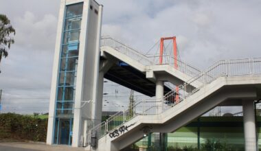 Feuerwehr rettet Jugendliche aus defektem Fahrstuhl an der Caroline-Brücke