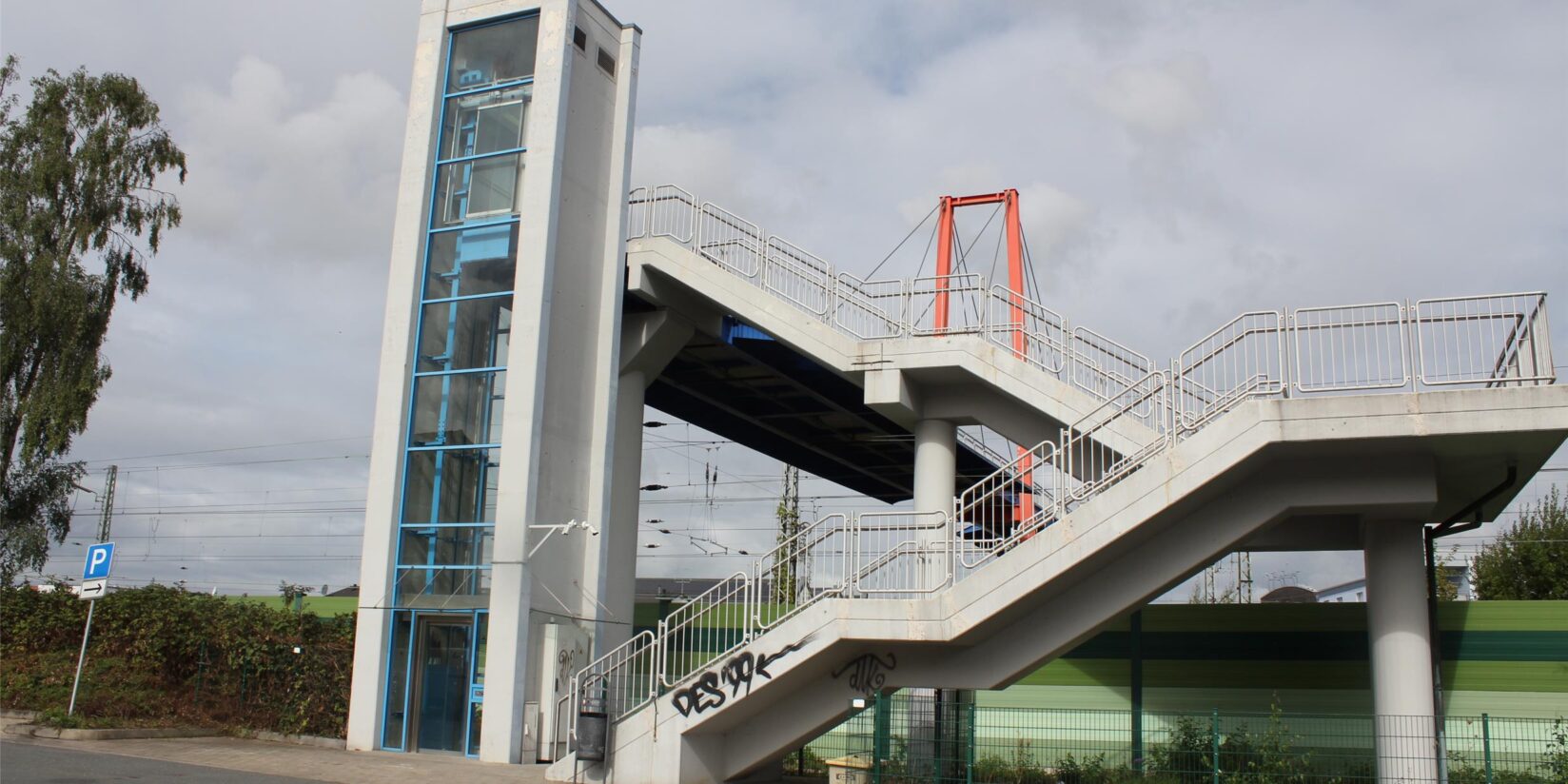 Feuerwehr rettet Jugendliche aus defektem Fahrstuhl an der Caroline-Brücke