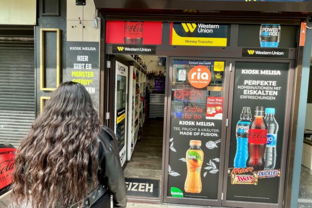 Melisa Ay betreibt einen Kiosk an der Prinzenstraße in Dortmund. Der Laden am Friedensplatz wurde am Sonntag (20.4) überfallen. Die Betreiberin wollte auf dem Foto unerkannt bleiben und ist deshalb nur von hinten zu sehen.